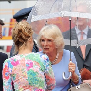 Le prince Charles et Camilla Parker Bowles, duchesse de Cornouailles, arrivent à l'aéroport de Nice, dans le cadre de leur première visite officielle, le 7 mai 2018. Ils ont été accueilli par le préfet des Alpes-Maritimes Georges-François Leclerc et par le maire Christian Estrosi et sa femme Laura Tenoudji. © Olivier Huitel / Pool / Bestimage