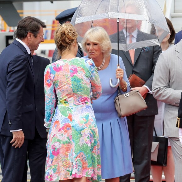 Le prince Charles et Camilla Parker Bowles, duchesse de Cornouailles, arrivent à l'aéroport de Nice, dans le cadre de leur première visite officielle, le 7 mai 2018. Ils ont été accueilli par le préfet des Alpes-Maritimes Georges-François Leclerc et par le maire Christian Estrosi et sa femme Laura Tenoudji. © Olivier Huitel / Pool / Bestimage