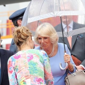 Le prince Charles et Camilla Parker Bowles, duchesse de Cornouailles, arrivent à l'aéroport de Nice, dans le cadre de leur première visite officielle, le 7 mai 2018. Ils ont été accueilli par le préfet des Alpes-Maritimes Georges-François Leclerc et par le maire Christian Estrosi et sa femme Laura Tenoudji. © Olivier Huitel / Pool / Bestimage