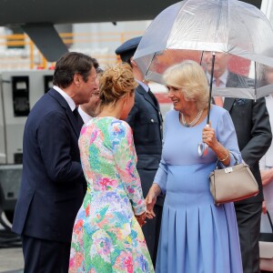 Le prince Charles et Camilla Parker Bowles, duchesse de Cornouailles, arrivent à l'aéroport de Nice, dans le cadre de leur première visite officielle, le 7 mai 2018. Ils ont été accueilli par le préfet des Alpes-Maritimes Georges-François Leclerc et par le maire Christian Estrosi et sa femme Laura Tenoudji. © Olivier Huitel / Pool / Bestimage