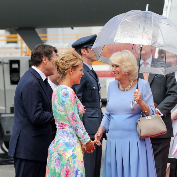 Le prince Charles et Camilla Parker Bowles, duchesse de Cornouailles, arrivent à l'aéroport de Nice, dans le cadre de leur première visite officielle, le 7 mai 2018. Ils ont été accueilli par le préfet des Alpes-Maritimes Georges-François Leclerc et par le maire Christian Estrosi et sa femme Laura Tenoudji. © Olivier Huitel / Pool / Bestimage