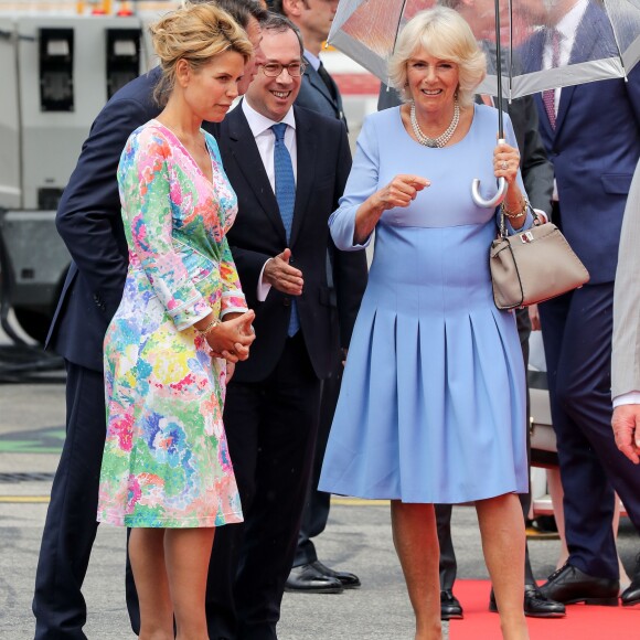 Le prince Charles et Camilla Parker Bowles, duchesse de Cornouailles, arrivent à l'aéroport de Nice, dans le cadre de leur première visite officielle, le 7 mai 2018. Ils ont été accueilli par le préfet des Alpes-Maritimes Georges-François Leclerc et par le maire Christian Estrosi et sa femme Laura Tenoudji. © Olivier Huitel / Pool / Bestimage