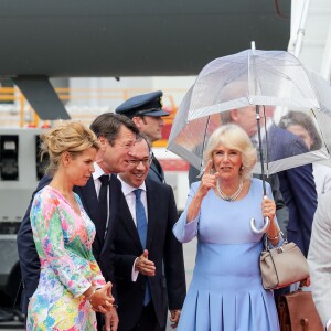 Le prince Charles et Camilla Parker Bowles, duchesse de Cornouailles, arrivent à l'aéroport de Nice, dans le cadre de leur première visite officielle, le 7 mai 2018. Ils ont été accueilli par le préfet des Alpes-Maritimes Georges-François Leclerc et par le maire Christian Estrosi et sa femme Laura Tenoudji. © Olivier Huitel / Pool / Bestimage