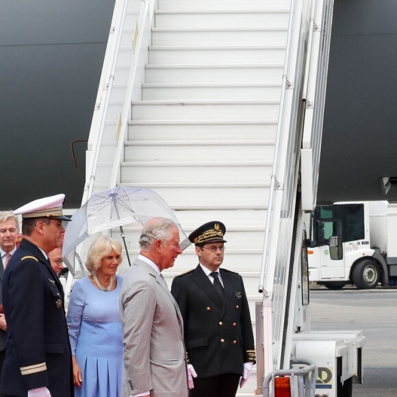 Le prince Charles et Camilla Parker Bowles, duchesse de Cornouailles, arrivent à l'aéroport de Nice, dans le cadre de leur première visite officielle, le 7 mai 2018. Ils ont été accueilli par le préfet des Alpes-Maritimes Georges-François Leclerc et par le maire Christian Estrosi et sa femme Laura Tenoudji. © Olivier Huitel / Pool / Bestimage