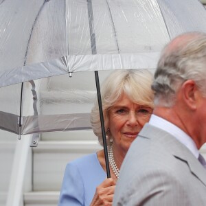 Le prince Charles et Camilla Parker Bowles, duchesse de Cornouailles, arrivent à l'aéroport de Nice, dans le cadre de leur première visite officielle, le 7 mai 2018. Ils ont été accueilli par le préfet des Alpes-Maritimes Georges-François Leclerc et par le maire Christian Estrosi et sa femme Laura Tenoudji. © Olivier Huitel / Pool / Bestimage