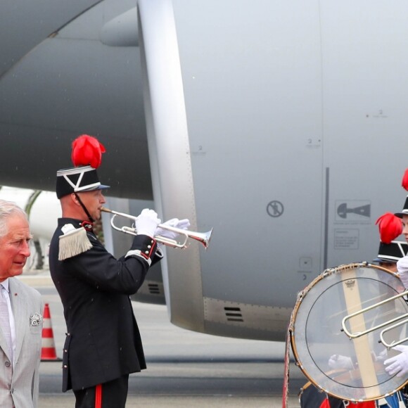 Le prince Charles et Camilla Parker Bowles, duchesse de Cornouailles, arrivent à l'aéroport de Nice, dans le cadre de leur première visite officielle, le 7 mai 2018. Ils ont été accueilli par le préfet des Alpes-Maritimes Georges-François Leclerc et par le maire Christian Estrosi et sa femme Laura Tenoudji. © Olivier Huitel / Pool / Bestimage