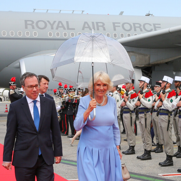 Le prince Charles et Camilla Parker Bowles, duchesse de Cornouailles, arrivent à l'aéroport de Nice, dans le cadre de leur première visite officielle, le 7 mai 2018. Ils ont été accueilli par le préfet des Alpes-Maritimes Georges-François Leclerc et par le maire Christian Estrosi et sa femme Laura Tenoudji. © Olivier Huitel / Pool / Bestimage