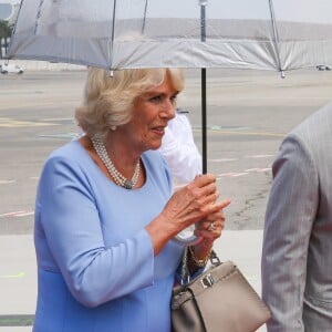 Le prince Charles et Camilla Parker Bowles, duchesse de Cornouailles, arrivent à l'aéroport de Nice, dans le cadre de leur première visite officielle, le 7 mai 2018. Ils ont été accueilli par le préfet des Alpes-Maritimes Georges-François Leclerc et par le maire Christian Estrosi et sa femme Laura Tenoudji. © Olivier Huitel / Pool / Bestimage