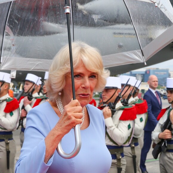 Le prince Charles et Camilla Parker Bowles, duchesse de Cornouailles, arrivent à l'aéroport de Nice, dans le cadre de leur première visite officielle, le 7 mai 2018. Ils ont été accueilli par le préfet des Alpes-Maritimes Georges-François Leclerc et par le maire Christian Estrosi et sa femme Laura Tenoudji. © Olivier Huitel / Pool / Bestimage