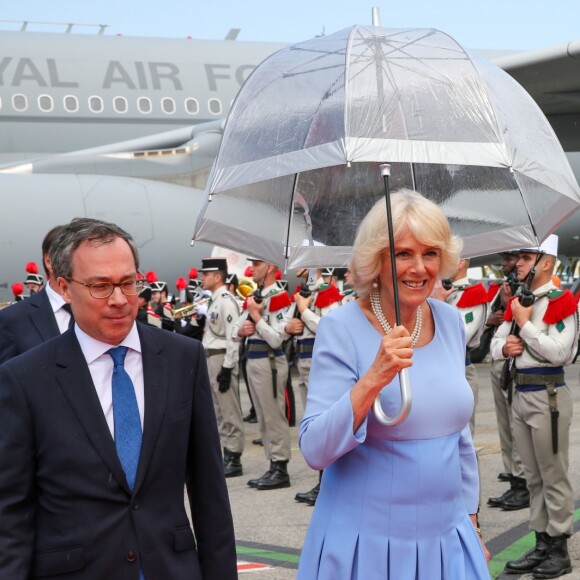 Le prince Charles et Camilla Parker Bowles, duchesse de Cornouailles, arrivent à l'aéroport de Nice, dans le cadre de leur première visite officielle, le 7 mai 2018. Ils ont été accueilli par le préfet des Alpes-Maritimes Georges-François Leclerc et par le maire Christian Estrosi et sa femme Laura Tenoudji. © Olivier Huitel / Pool / Bestimage