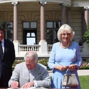 Georges-François Leclerc (préfet des Alpes-Maritimes), Christian Estrosi (marie de Nice), le prince Charles et Camilla Parker Bowles, duchesse de Cornouailles, et Laura Tenoudji lors d'une séquence hommage aux victimes des attentats de 2016 à la Villa Massena à Nice, le 7 mai 2018. © Philippe Brylak/Bestimage