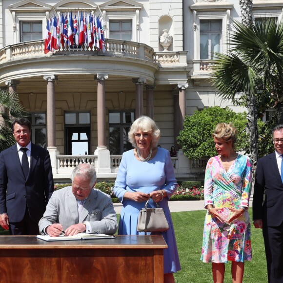 Georges-François Leclerc (préfet des Alpes-Maritimes), Christian Estrosi (marie de Nice), le prince Charles et Camilla Parker Bowles, duchesse de Cornouailles, et Laura Tenoudji lors d'une séquence hommage aux victimes des attentats de 2016 à la Villa Massena à Nice, le 7 mai 2018. © Philippe Brylak/Bestimage