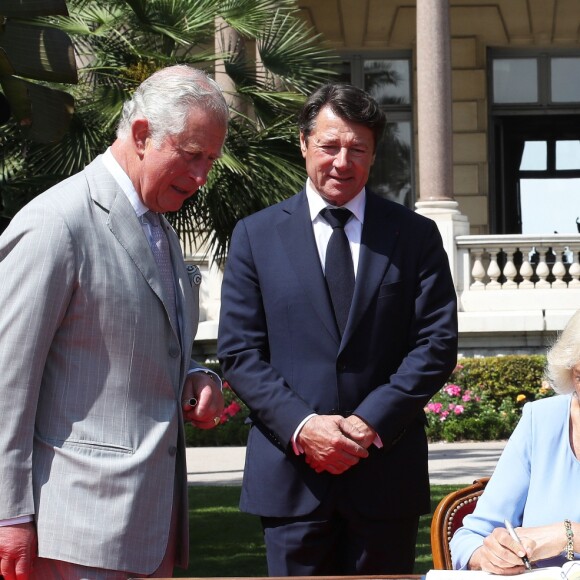 Georges-François Leclerc (préfet des Alpes-Maritimes), Christian Estrosi (marie de Nice), le prince Charles et Camilla Parker Bowles, duchesse de Cornouailles, et Laura Tenoudji lors d'une séquence hommage aux victimes des attentats de 2016 à la Villa Massena à Nice, le 7 mai 2018. © Philippe Brylak/Bestimage