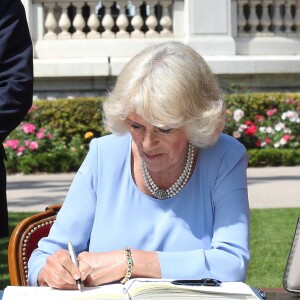 Georges-François Leclerc (préfet des Alpes-Maritimes), Christian Estrosi (marie de Nice), le prince Charles et Camilla Parker Bowles, duchesse de Cornouailles, et Laura Tenoudji lors d'une séquence hommage aux victimes des attentats de 2016 à la Villa Massena à Nice, le 7 mai 2018. © Philippe Brylak/Bestimage