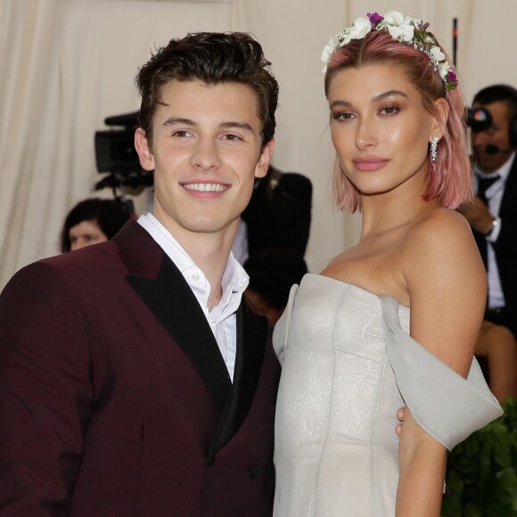 Shawn Mendes et Hailey Baldwin sur le tapis rouge du Met Gala à New York, le 7 mai 2018.