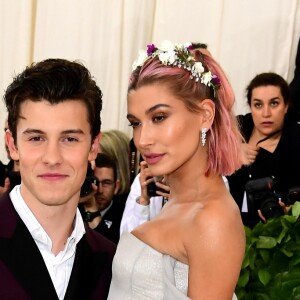 Shawn Mendes et Hailey Baldwin sur le tapis rouge du Met Gala à New York, le 7 mai 2018.