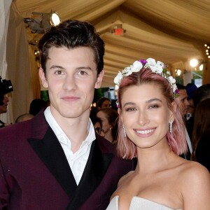 Shawn Mendes et Hailey Baldwin sur le tapis rouge du Met Gala à New York, le 7 mai 2018.