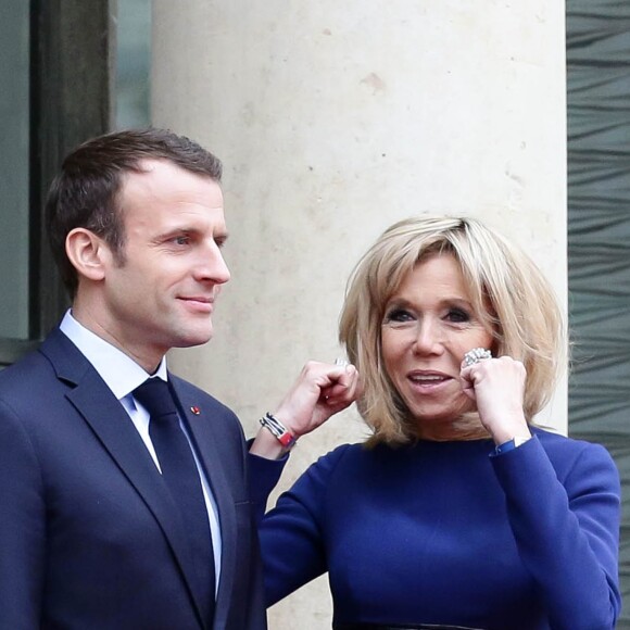 Le président Emmanuel Macron et La première dame Brigitte Macron - Le Président de la république et la première dame raccompagnent le Grand Duc et la Grande Duchesse du Luxembourg après leur entretien au palais de l'Elysée à Paris le 19 mars 2018. © Stéphane Lemouton / Bestimage