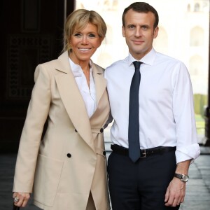 Le président Emmanuel Macron et sa femme Brigitte lors d'une visite privée du Taj Mahal à Agra, Inde le 11 mars 2018. © Dominique Jacovides / Bestimage