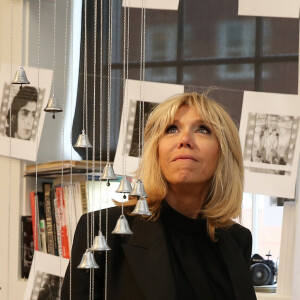 La Première Dame Brigitte Macron (Trogneux) devant l'oeuvre "The Ring of Freedom" - La Première Dame française visite l'association artistique "Halcyon Arts Lab" à Washington, The District, Etats-Unis, le 25 avril 2018. © Dominique Jacovides/Bestimage  French First La&dy Brigitte Macron visits the Halcyon Arts Lab in Washington, DC, USA on April 25, 2018.25/04/2018 - Washington