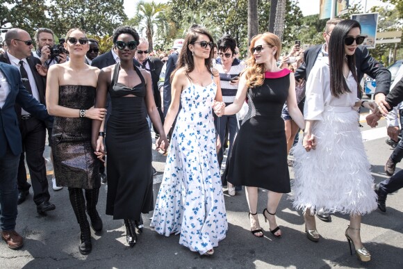 Lupita Nyong'o, Penelope Cruz (robe Ralph Lauren Collection), Jessica Chastain, Marion Cotillard, Fan Bingbing au photocall de "355" lors du 71ème Festival International du Film de Cannes, le 10 mai 2018. © Jacovides-Borde-Moreau/Bestimage
