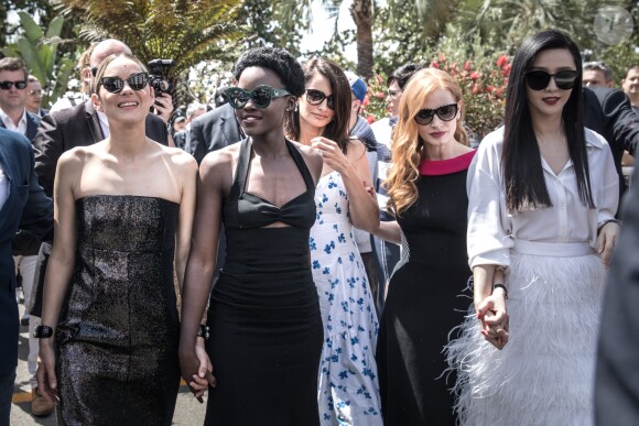 Lupita Nyong'o, Penelope Cruz (robe Ralph Lauren Collection), Jessica Chastain, Marion Cotillard, Fan Bingbing au photocall de "355" lors du 71ème Festival International du Film de Cannes, le 10 mai 2018. © Jacovides-Borde-Moreau/Bestimage