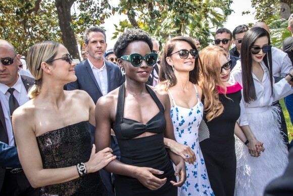 Lupita Nyong'o, Penelope Cruz (robe Ralph Lauren Collection), Jessica Chastain, Marion Cotillard, Fan Bingbing au photocall de "355" lors du 71ème Festival International du Film de Cannes, le 10 mai 2018. © Jacovides-Borde-Moreau/Bestimage