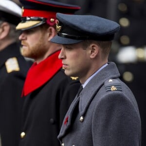 Le prince Harry, barbu, lors de la cérémonie du Remembrance Sunday à Londres le 12 novembre 2017.