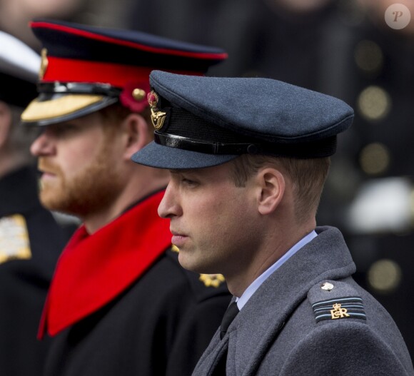 Le prince Harry, barbu, lors de la cérémonie du Remembrance Sunday à Londres le 12 novembre 2017.