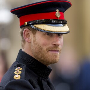 Le prince Harry, barbu, lors de la cérémonie du Souvenir à l'abbaye de Westminster à Londres le 9 novembre 2017