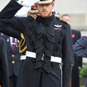 Le prince Harry, barbu, lors de la cérémonie du Souvenir à l'abbaye de Westminster à Londres le 9 novembre 2017