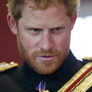 Le prince Harry, barbu, en visite à l'école royale militaire "Duke of York" à Douvres le 28 septembre 2015