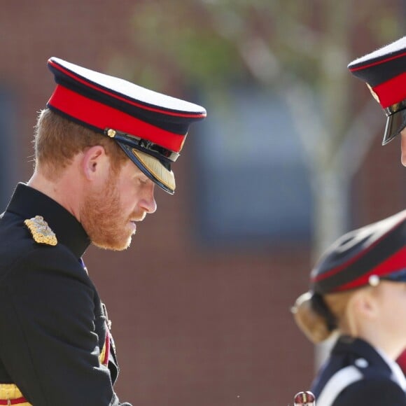 Le prince Harry, barbu, en visite à l'école royale militaire "Duke of York" à Douvres le 28 septembre 2015