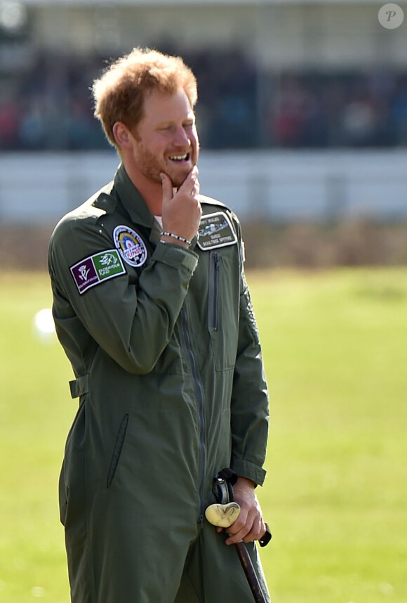 Le prince Harry, barbu, assiste à la reconstitution de la bataille de Britain Flypast à l'aérodrome Goodwood le 15 septembre 2015