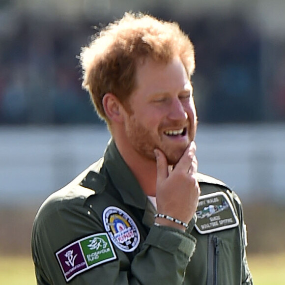 Le prince Harry, barbu, assiste à la reconstitution de la bataille de Britain Flypast à l'aérodrome Goodwood le 15 septembre 2015