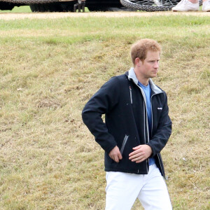 Le prince Harry, rasé de frais, à un match de polo au Beaufort Polo club de Tetbury le 14 juin 2015.