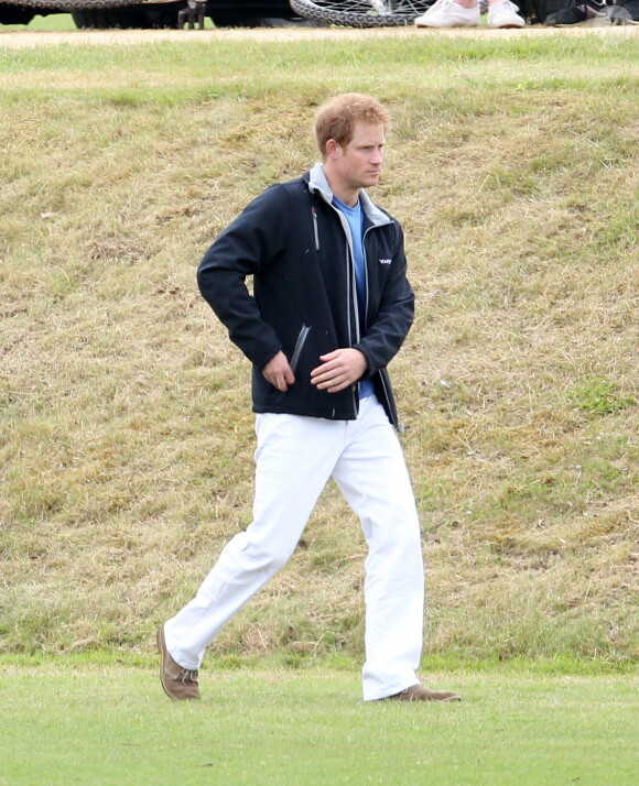 Le prince Harry, rasé de frais, à un match de polo au Beaufort Polo club de Tetbury le 14 juin 2015.