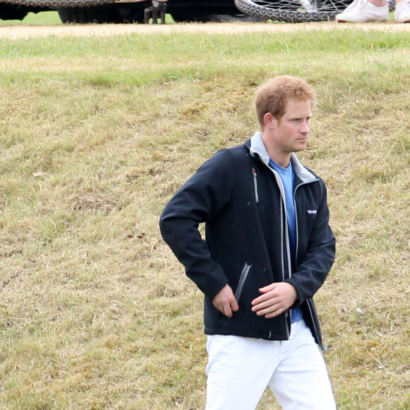 Le prince Harry, rasé de frais, à un match de polo au Beaufort Polo club de Tetbury le 14 juin 2015.