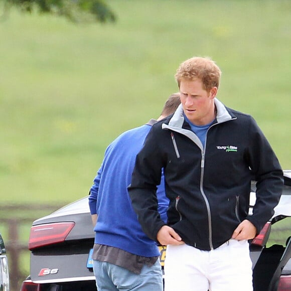 Le prince Harry, rasé de frais, à un match de polo au Beaufort Polo club de Tetbury le 14 juin 2015.