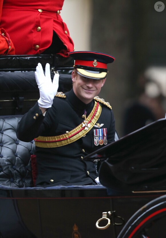 Le prince Harry, rasé de frais, lors de la parade Trooping the Colour le 13 juin 2015 à Londres.