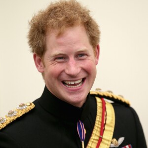 Le prince Harry assiste à une commémoration en grande tenue à Stafford le 11 juin 2015.  11 June 2015. Prince Harry meets Jack Faulkner (R) as he meets families of those who lost their lives in Afghanistan after the unveiling of the Bastion Memorial at The National Memorial Arboretum on June 11, 2015 in Stafford, England.11/06/2015 - Stafford