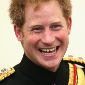 Le prince Harry, rasé de frais, assistant à une commémoration à Stafford le 11 juin 2015.