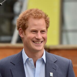 Le prince Harry lors de la présentation du trophée de la coupe du monde de rugby à 100 jours du lancement le 10 juin 2015 à Twickenham à Londres