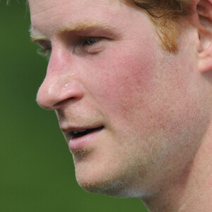 Le prince Harry participe à un match caritatif de polo lors du trophée Jerudong à Cirencester Park le 24 mai 2015