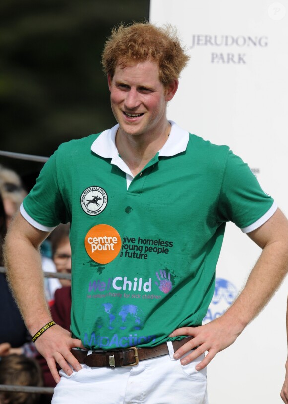 Le prince Harry, bien rasé, au trophée Jerudong, un tournoi de polo, à Cirencester Park le 24 mai 2015 