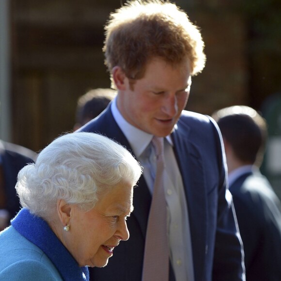 Le prince Harry présente son jardin Sentebale à la reine Elizabeth II au Chelsea Flower Show à Londres le 18 mai 2015.
