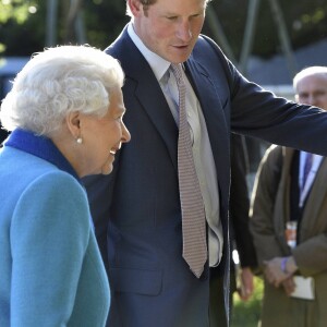 Le prince Harry présente son jardin Sentebale à la reine Elizabeth II au Chelsea Flower Show à Londres le 18 mai 2015.