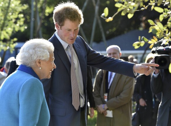 Le prince Harry présente son jardin Sentebale à la reine Elizabeth II au Chelsea Flower Show à Londres le 18 mai 2015.