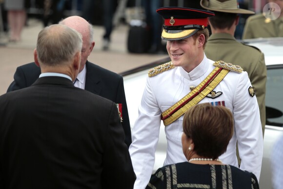 Le prince Harry visite le monument aux morts de la Seconde Guerre mondiale à Canberra en Australie le 6 avril 2015.