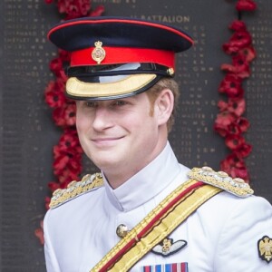 Le prince Harry visite le monument aux morts de la Seconde Guerre mondiale à Canberra en Australie le 6 avril 2015.